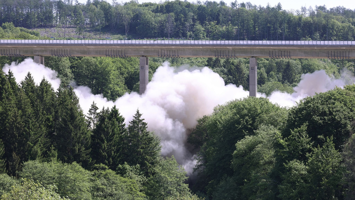 Eine große Staubwolke steigt bei der Sprengung des ersten Teilbauwerks der Sterbecke-Talbrücke auf. - Foto: David Young/dpa