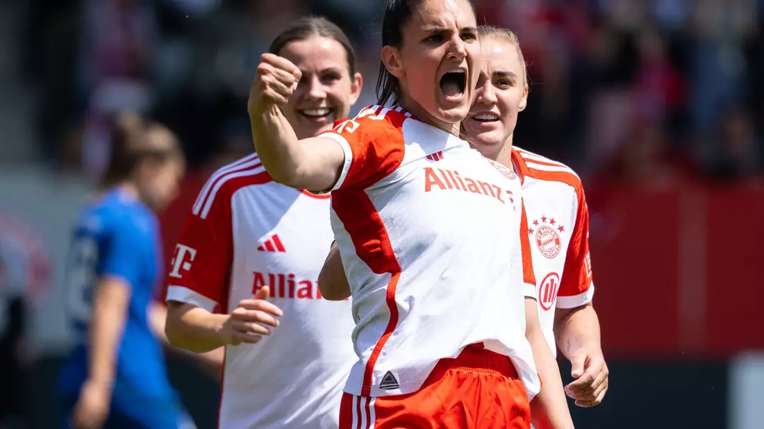 Jovana Damnjanovic (M) jubelt über ihr Tor zum 5:0 nach nur 30 Minuten. - Bild: Sven Hoppe/dpa