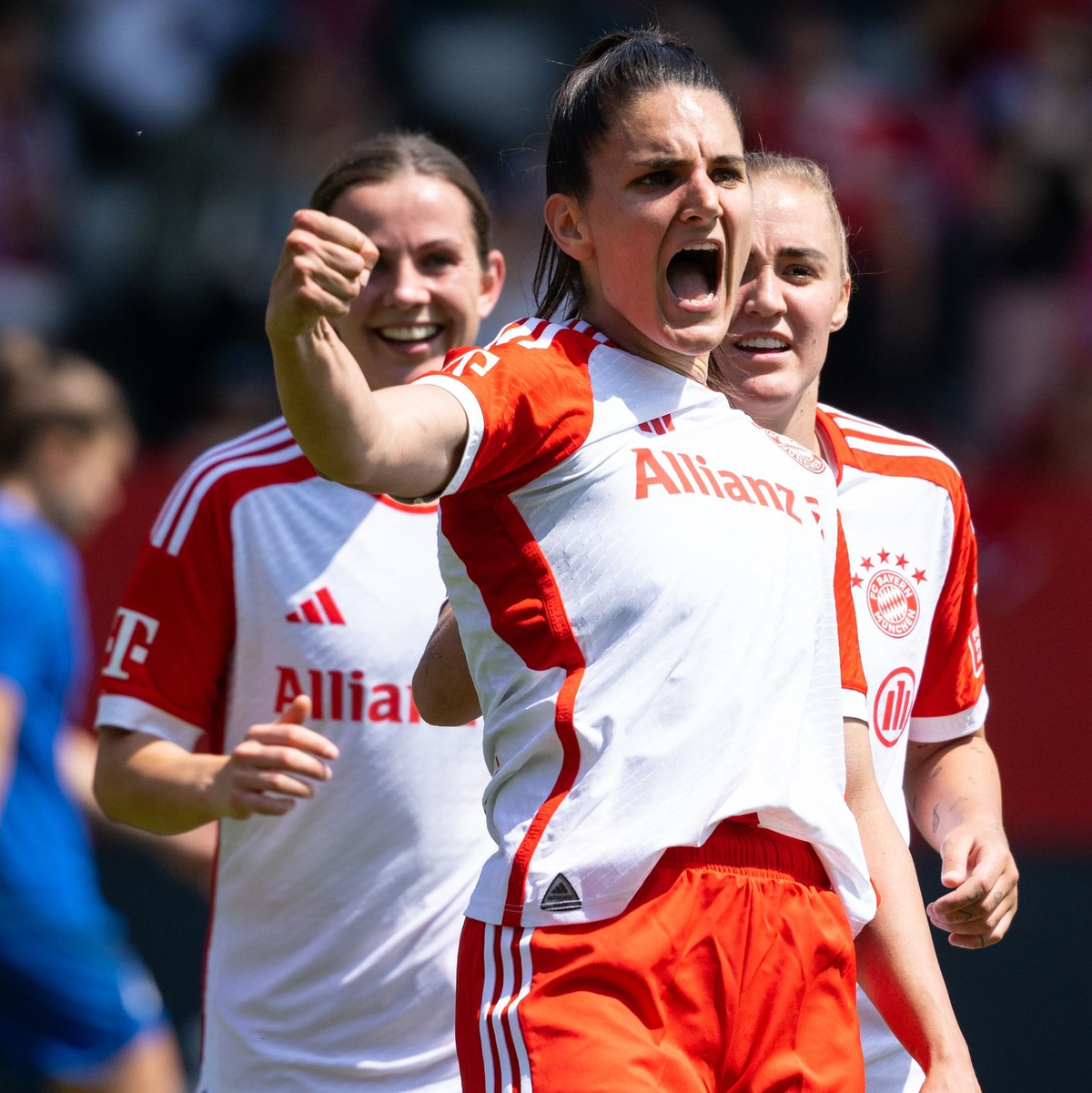 Jovana Damnjanovic (M) jubelt über ihr Tor zum 5:0 nach nur 30 Minuten. - Foto: Sven Hoppe/dpa