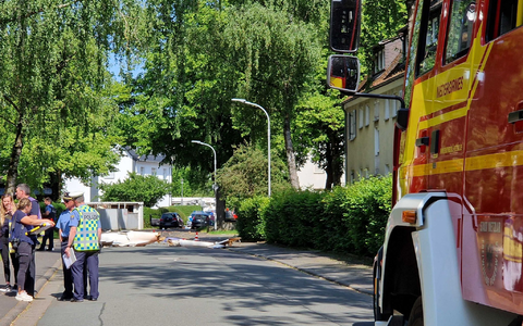 Trümmer liegen auf der Straße nach dem Absturz eines Leichtflugzeugs im Stadtgebiet von Wetzlar. - Foto: Carolin Eckenfels/dpa