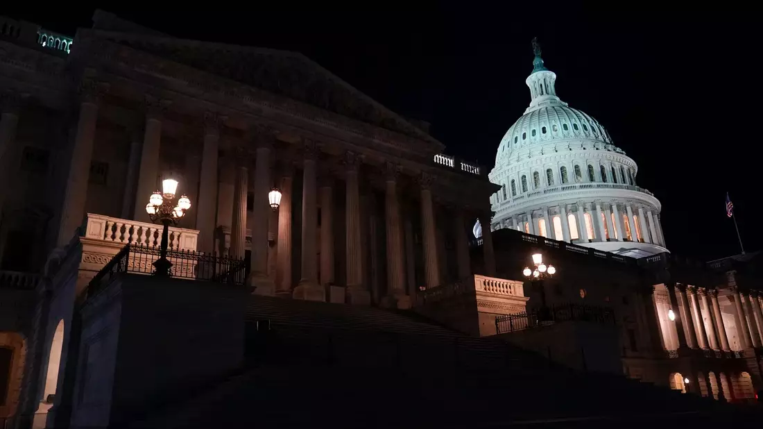 Lichter erhellen das Kapitol in Washington. - Bild: Patrick Semansky/AP/dpa