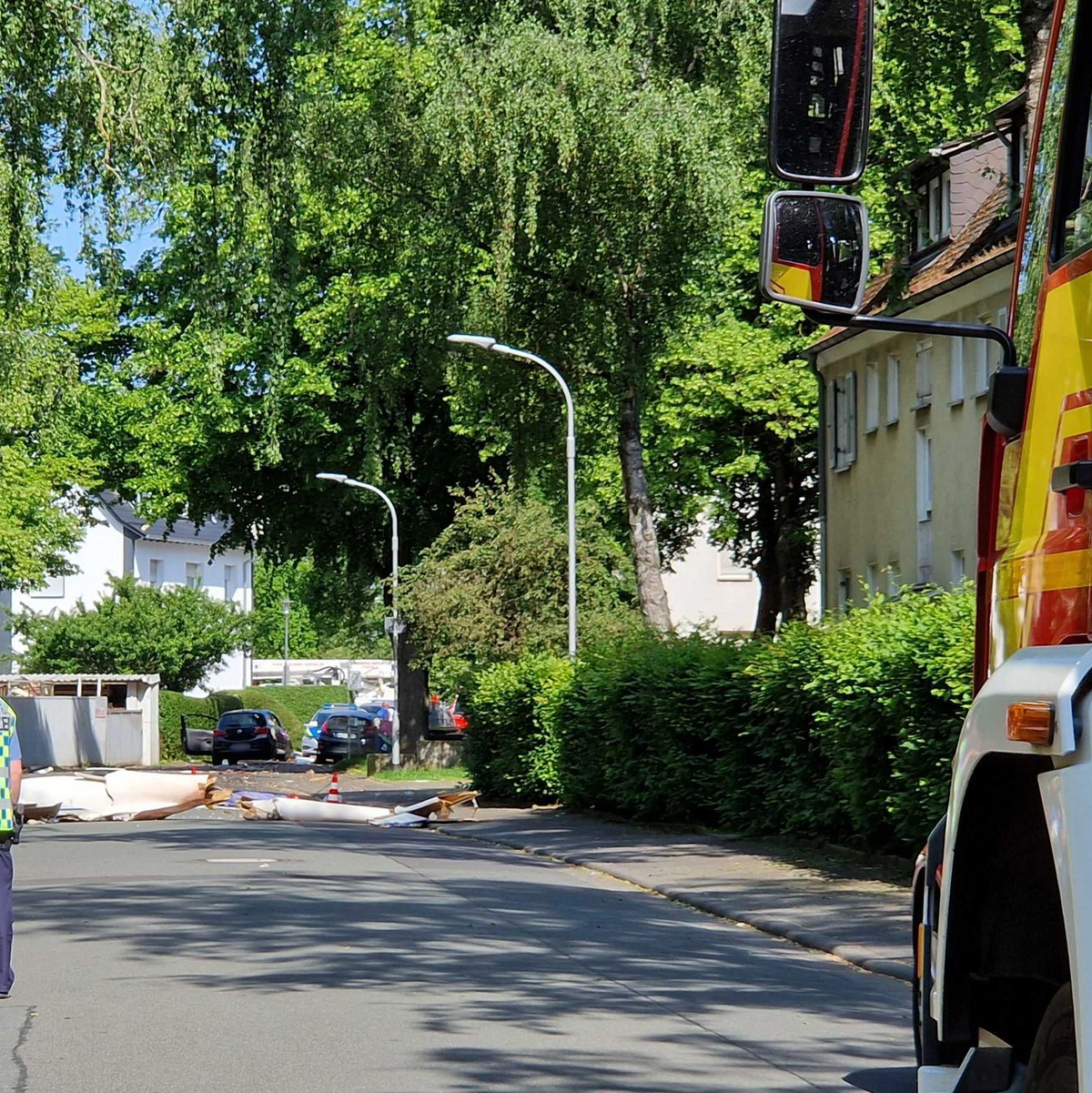 Trümmer liegen auf der Straße nach dem Absturz eines Segelflugzeugs im Stadtgebiet von Wetzlar. - Foto: Carolin Eckenfels/dpa