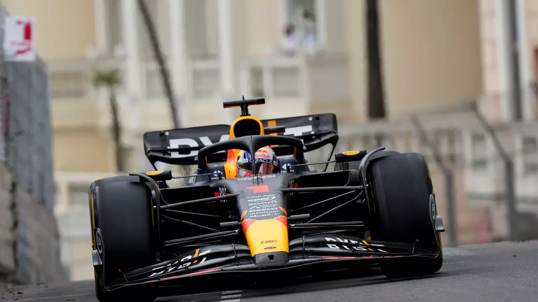 Nächster Start-Ziel-Sieg: Dominanter Max Verstappen gewinnt auf dem engen Kurs von Monaco. - Bild: Luca Bruno/AP/dpa