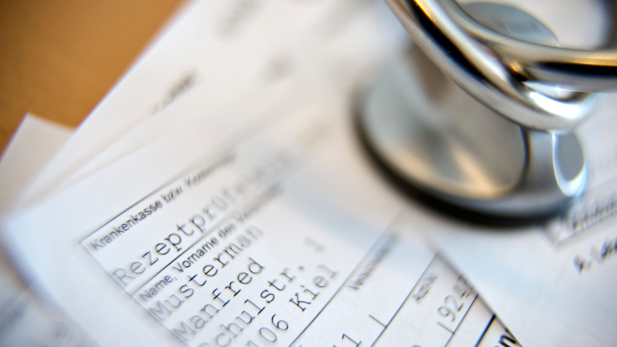 Ein Stethoskop liegt in einer Arztpraxis auf einem Rezept. (Symbolbild) - Foto: picture alliance / dpa