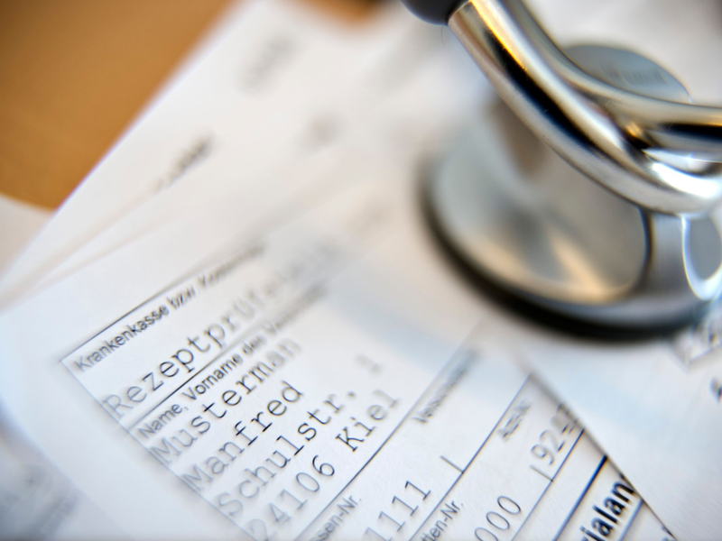 Ein Stethoskop liegt in einer Arztpraxis auf einem Rezept. (Symbolbild) - Foto: picture alliance / dpa