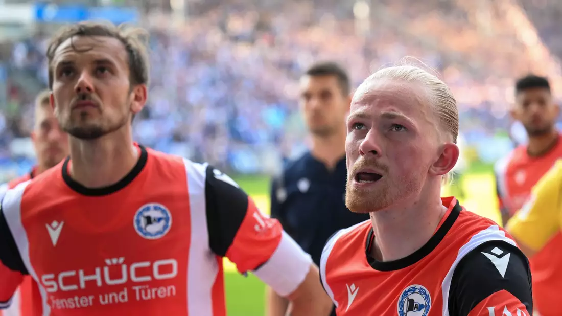 Konsternierte Gesichter: Manuel Prietl (l) und Jomaine Consbruch von Arminia Bielefeld sind nach der Niederlage in magdeburg bedient. - Bild: Hendrik Schmidt/dpa