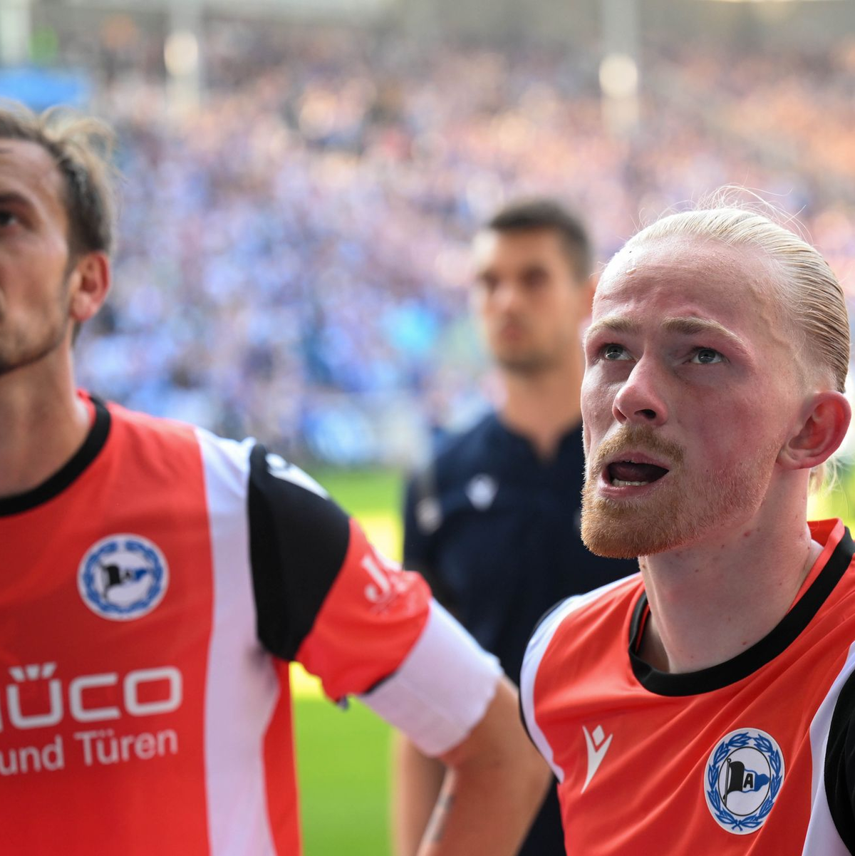 Konsternierte Gesichter: Manuel Prietl (l) und Jomaine Consbruch von Arminia Bielefeld sind nach der Niederlage in magdeburg bedient. - Foto: Hendrik Schmidt/dpa
