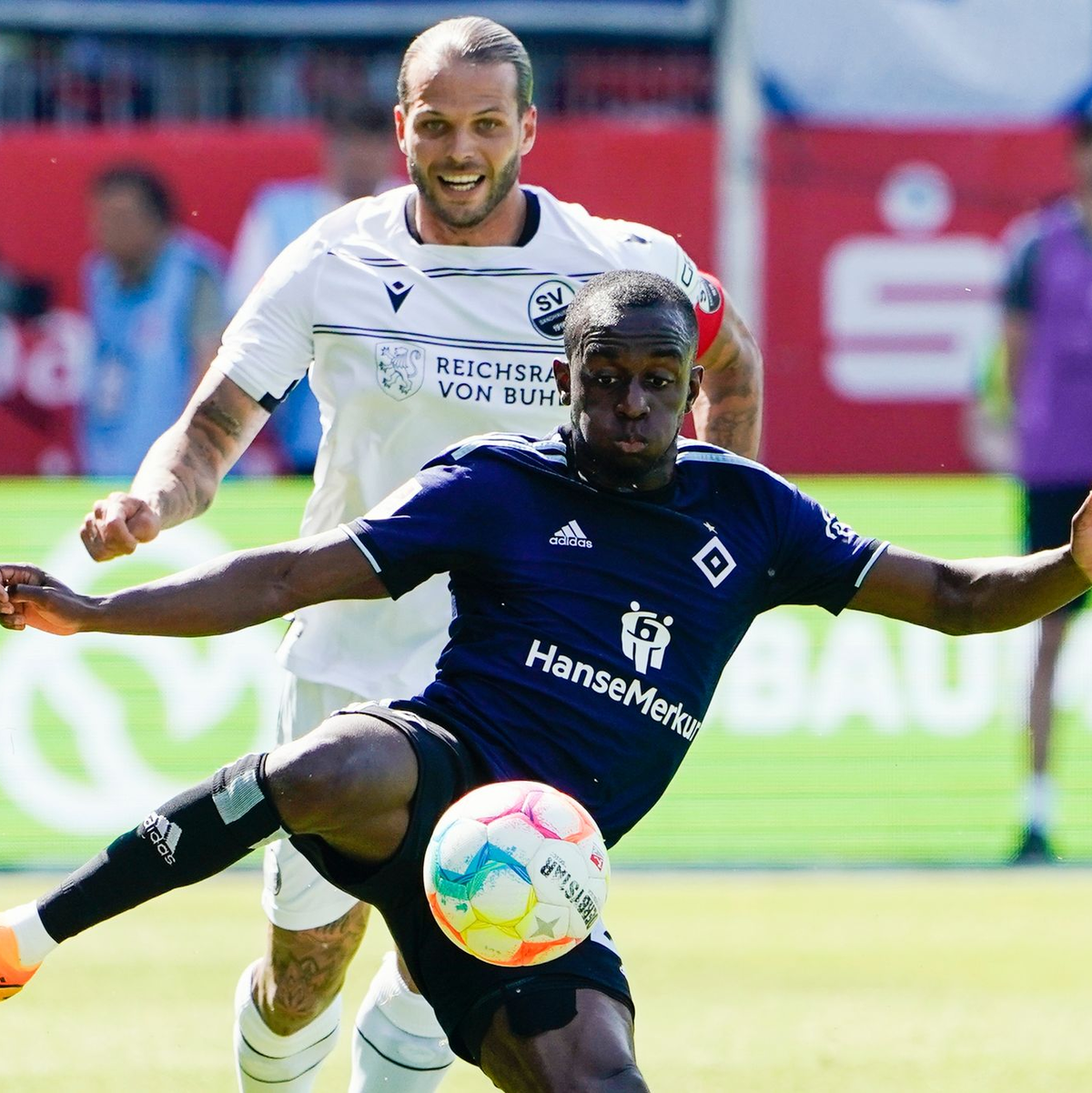 Jean-Luc Dompé (r) brachte den HSV mit seinem Treffer früh auf die Siegerstraße. - Foto: Uwe Anspach/dpa