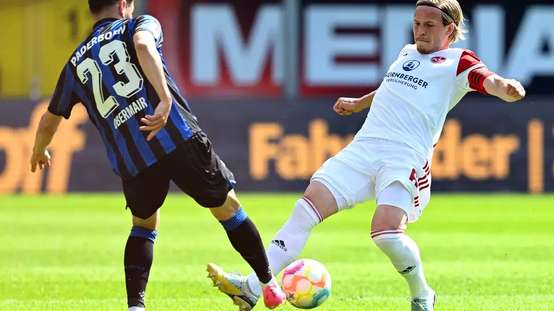 Lino Tempelmann (r) vom 1. FC Nürnberg versucht, Raphael Obermair den Ball abzuluchsen. - Bild: David Inderlied/dpa
