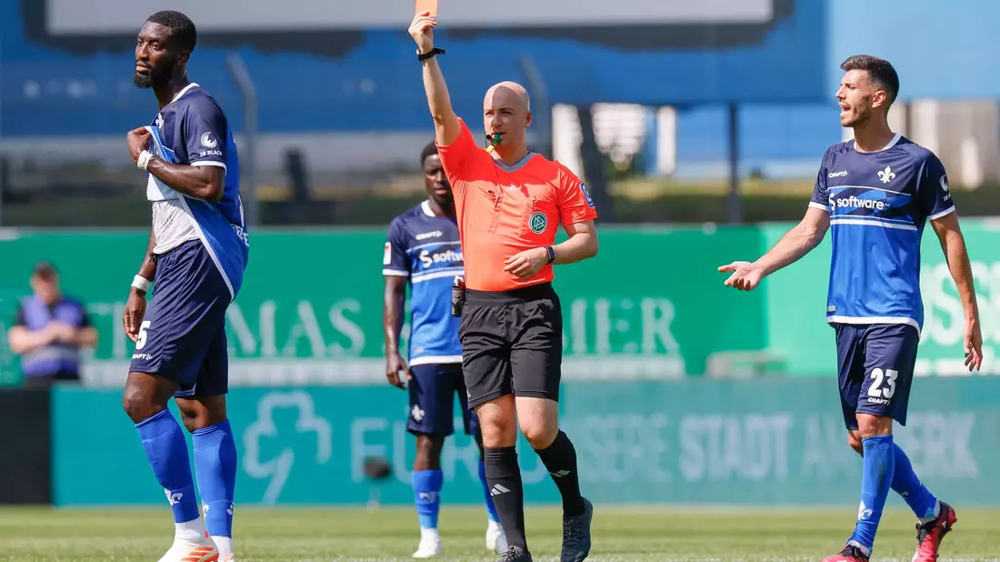 In Fürth kam Aufsteiger Darmstadt unter die Räder. Patric Pfeiffer (l) sah dabei die Rote Karte. - Bild: Daniel Löb/dpa