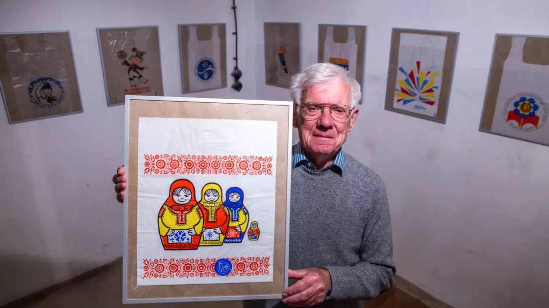 Dieter Luchs, Sammler von DDR-Einkaufstüten, zeigt eine Plastiktüte mit dem Matrjoschka-Motiv. - Bild: Jens Büttner/dpa