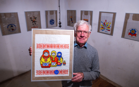 Dieter Luchs, Sammler von DDR-Einkaufstüten, zeigt eine Plastiktüte mit dem Matrjoschka-Motiv. - Foto: Jens Büttner/dpa