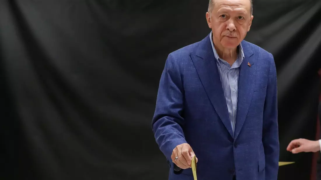 Recep Tayyip Erdogan gibt seine Stimme in einem Wahllokal in Istanbul ab. - Bild: Murad Sezer/Reuters Pool/AP/dpa