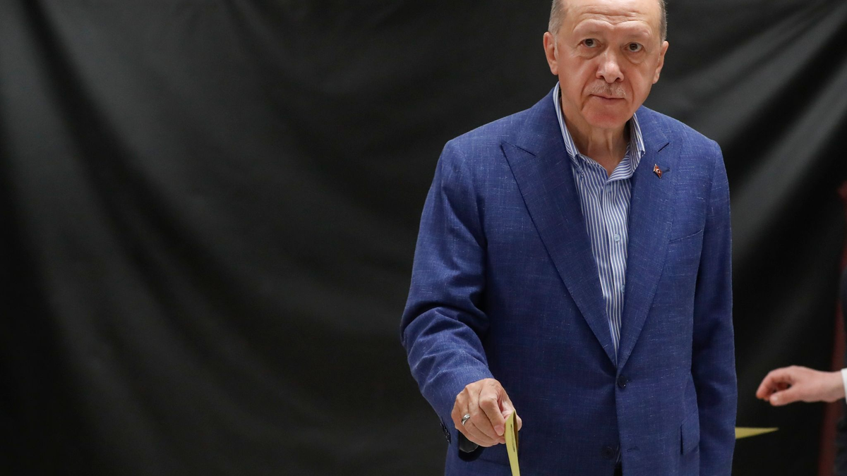 Recep Tayyip Erdogan gibt seine Stimme in einem Wahllokal in Istanbul ab. - Foto: Murad Sezer/Reuters Pool/AP/dpa