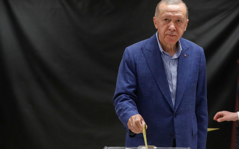 Recep Tayyip Erdogan gibt seine Stimme in einem Wahllokal in Istanbul ab. - Foto: Murad Sezer/Reuters Pool/AP/dpa