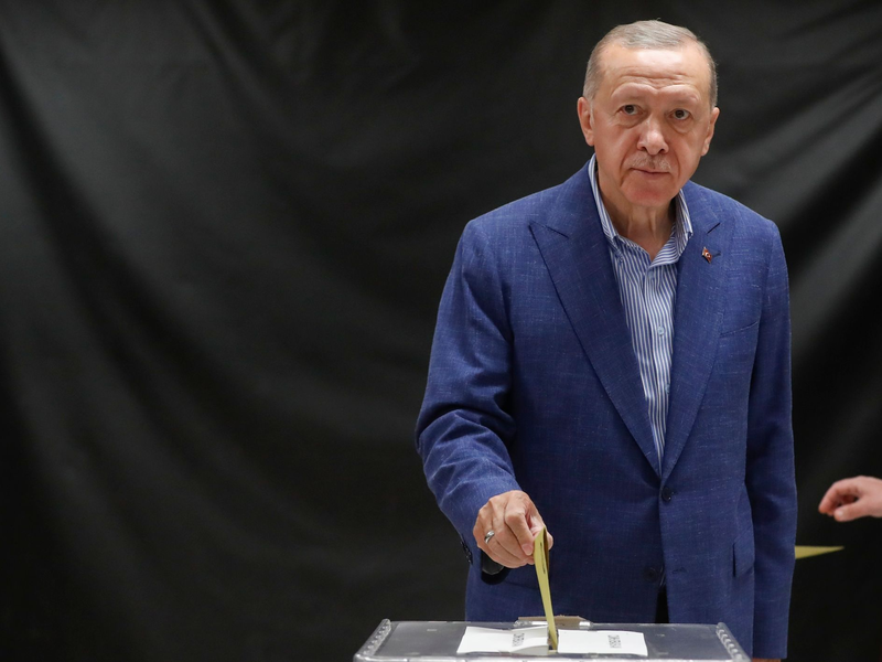 Recep Tayyip Erdogan gibt seine Stimme in einem Wahllokal in Istanbul ab. - Foto: Murad Sezer/Reuters Pool/AP/dpa
