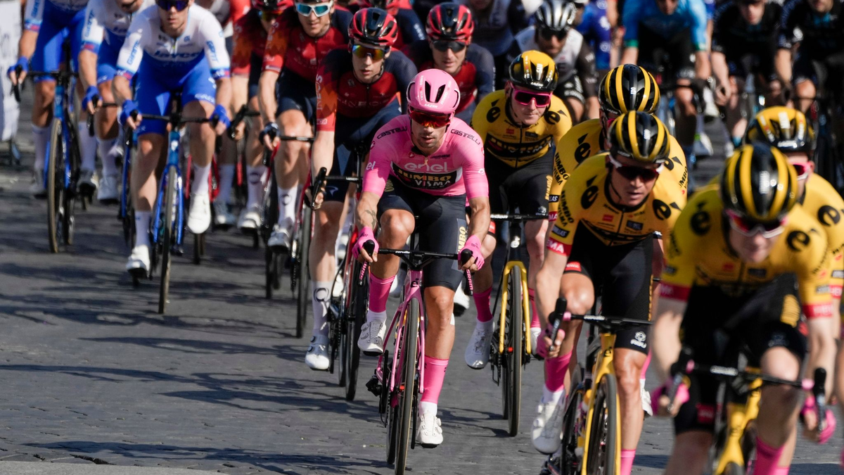 Primoz Roglic (M.) aus Slowenien gewann den 106. Giro. - Foto: Alessandra Tarantino/AP/dpa