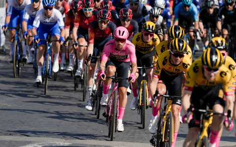 Primoz Roglic (M.) aus Slowenien gewann den 106. Giro. - Foto: Alessandra Tarantino/AP/dpa