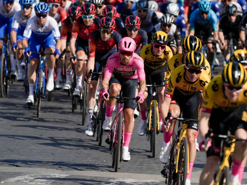 Primoz Roglic (M.) aus Slowenien gewann den 106. Giro. - Foto: Alessandra Tarantino/AP/dpa