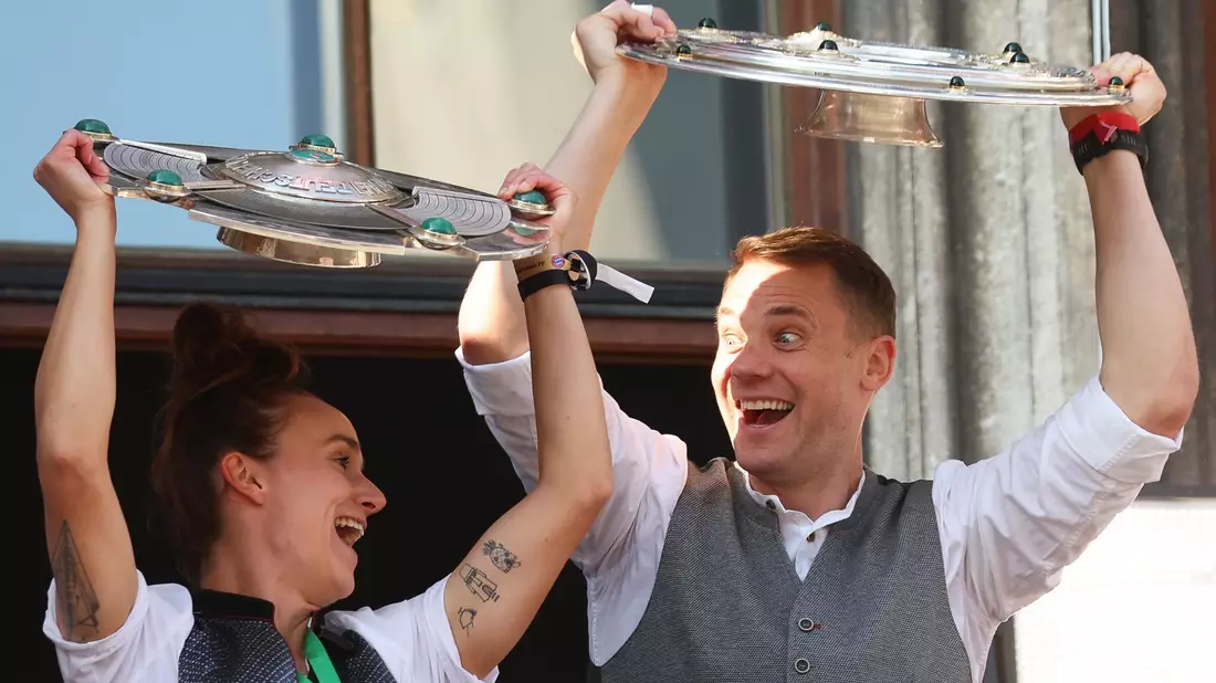 Lina Magull und Manuel Neuer zeigen die Meisterschalen auf dem Rathaus-Balkon. - Bild: Karl-Josef Hildenbrand/dpa