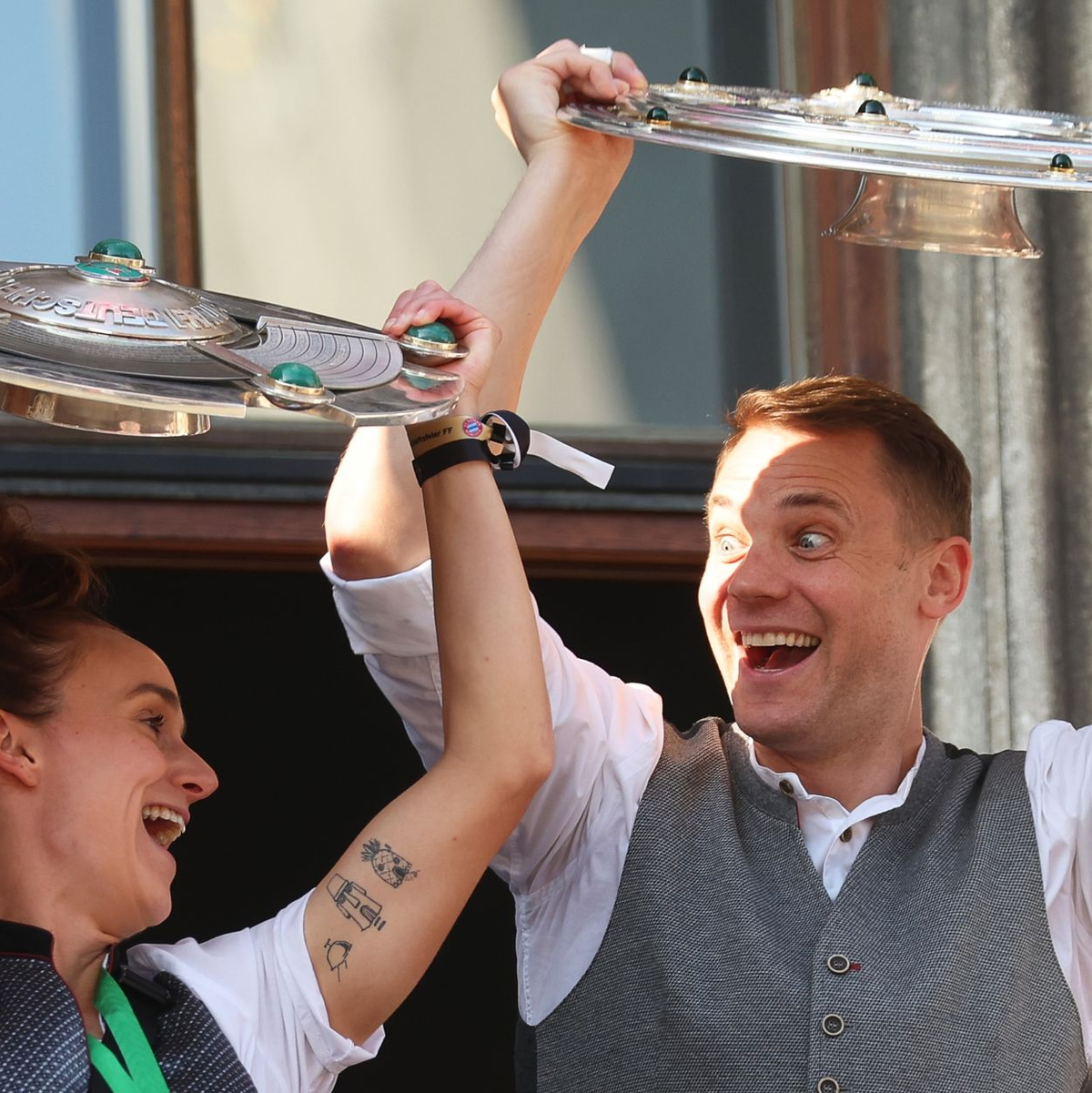 Lina Magull und Manuel Neuer zeigen die Meisterschalen auf dem Rathaus-Balkon. - Foto: Karl-Josef Hildenbrand/dpa
