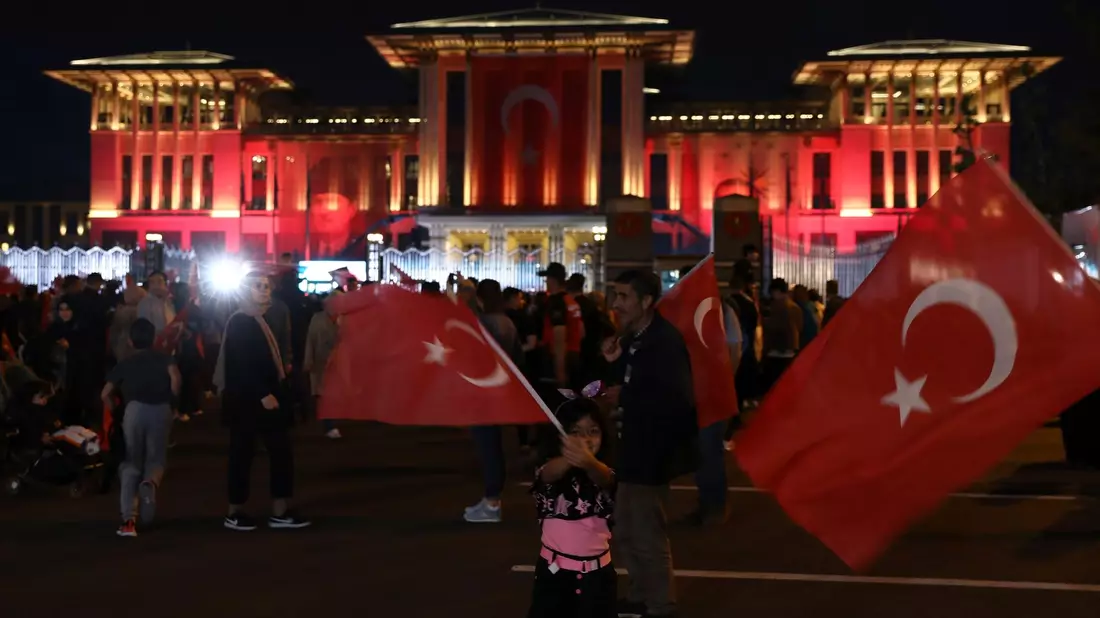 Anhänger des türkischen Präsidenten Erdogan versammeln sich vor dem Präsidentenpalast. - Bild: Ali Unal/AP/dpa