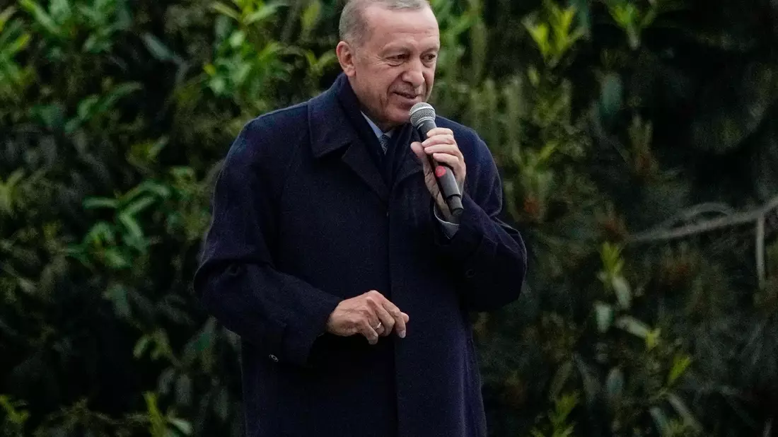 Recep Tayyip Erdogan hält eine Rede vor seiner Residenz in Istanbul. - Bild: Francisco Seco/AP/dpa