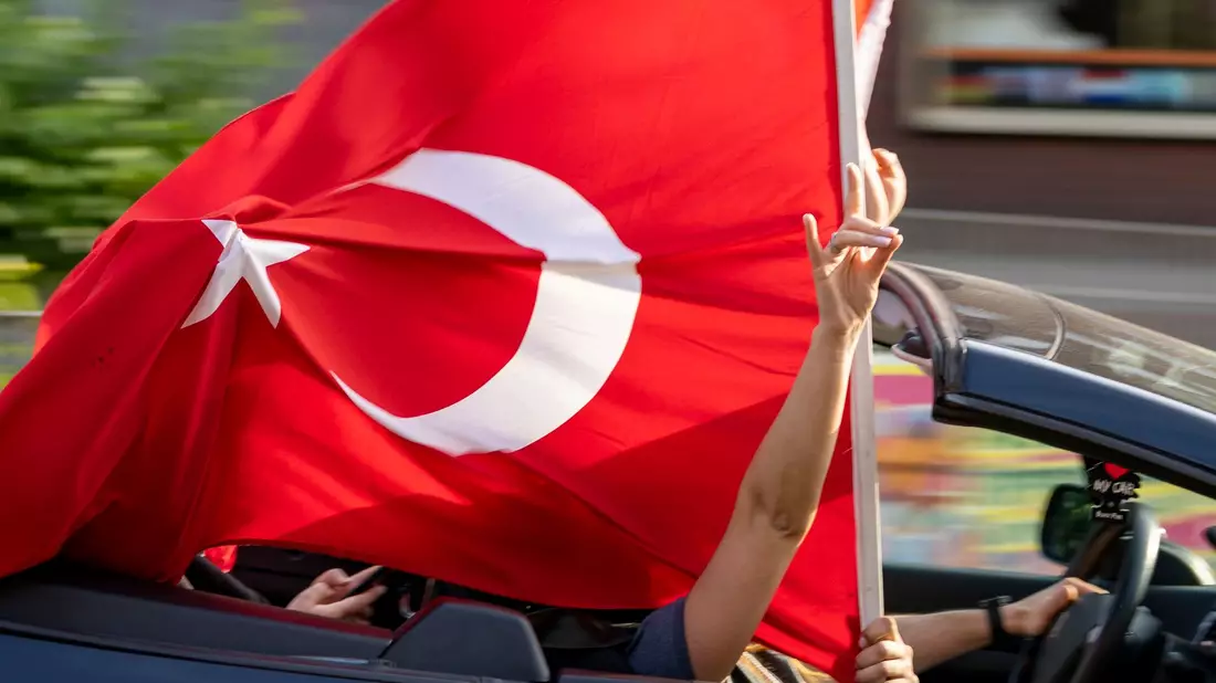 Anhänger des türkischen Präsidenten Erdogan fahren in einem Autokorso mit türkischen Fahnen jubelnd durch den Duisburger Norden. - Bild: Christoph Reichwein/dpa