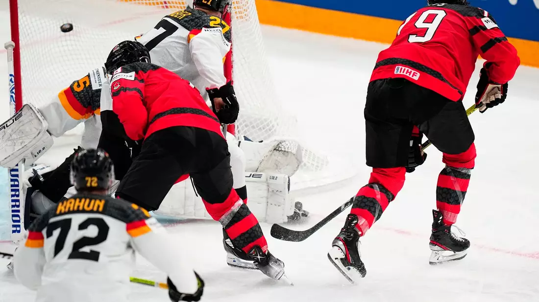 Nach zwei deutschen Führungen kommt Kanada zurück: Samuel Blais erzielt die 3:2-Führung für die Kanadier. - Bild: Pavel Golovkin/AP