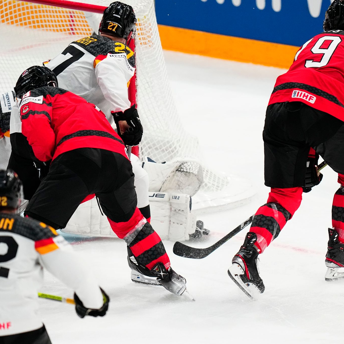 Nach zwei deutschen Führungen kommt Kanada zurück: Samuel Blais erzielt die 3:2-Führung für die Kanadier. - Foto: Pavel Golovkin/AP