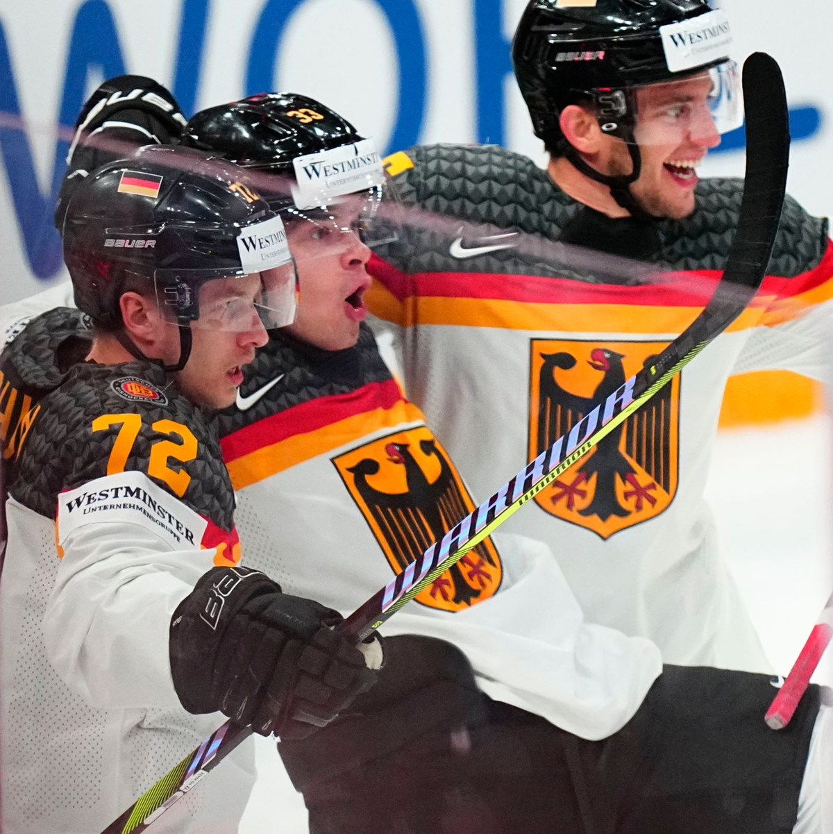 John-Jason Peterka (M) feiert seinen Führungstreffer zum 1:0 mit seinen Teamkollegen. - Foto: Pavel Golovkin/AP/dpa