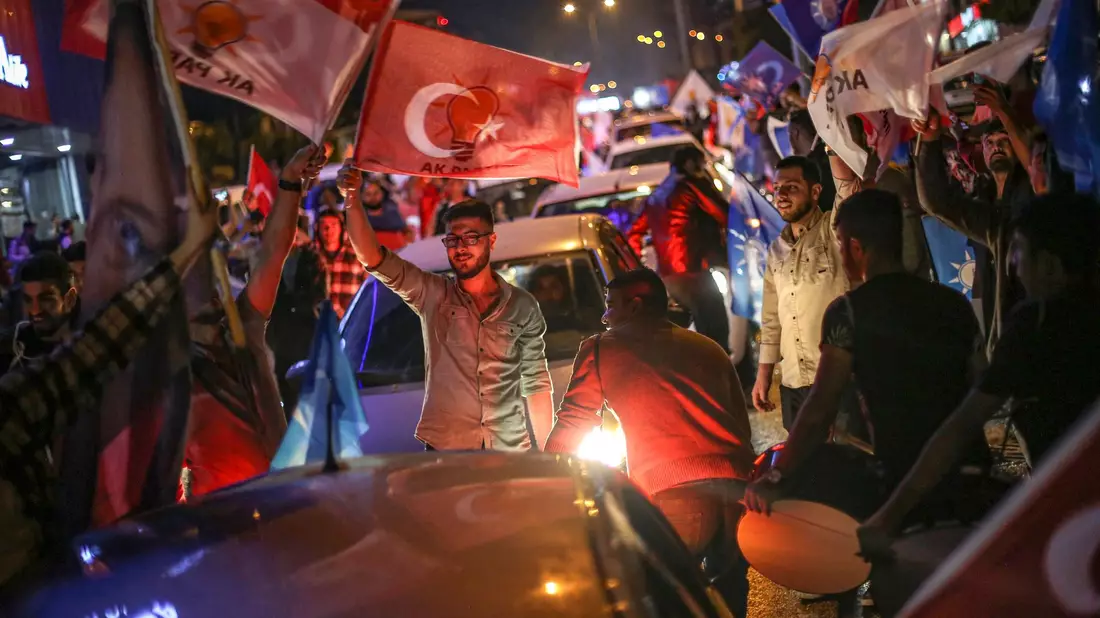 Anhänger des türkischen Präsidenten Erdogan feiern nach dem Ergebnis der Stichwahl im türkischen Kahramanmaras. - Bild: Hakan Akgun/Dia Images/AP/dpa