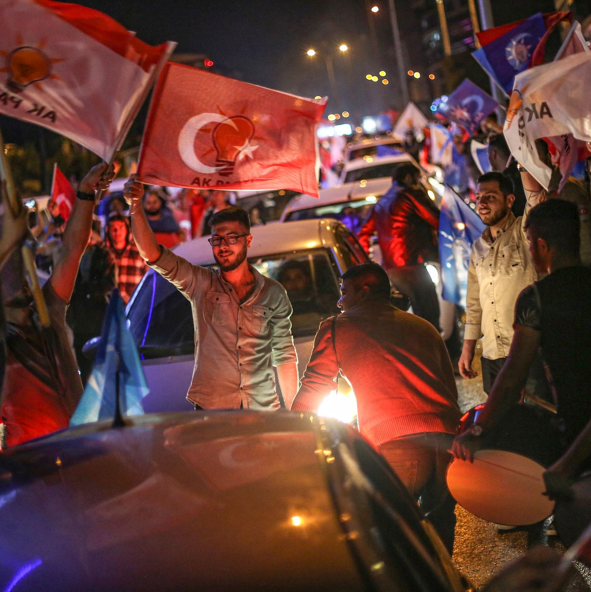 Anhänger des türkischen Präsidenten Erdogan feiern nach dem Ergebnis der Stichwahl im türkischen Kahramanmaras. - Foto: Hakan Akgun/Dia Images/AP/dpa