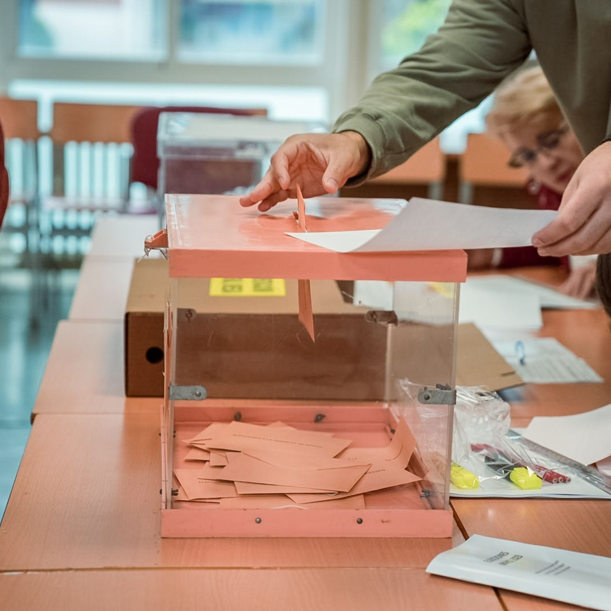 Stimmabgabe in einem Wahllokal in Madrid. - Foto: Gabriel Luengas/EUROPA PRESS/dpa