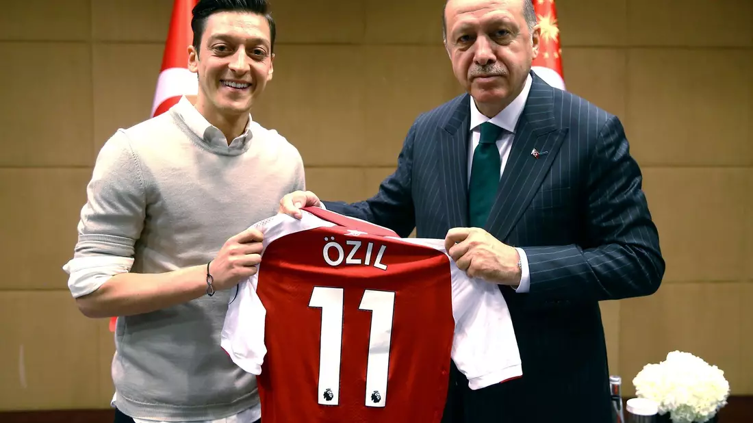 Mesut Özil und Recep Tayyip Erdogan am 14.05.2018. Der Fußballer hat erneut ein Foto mit dem wiedergewählten türkischen Präsidenten geteilt. - Bild: -/Pool Presdential Press Service/AP/dpa