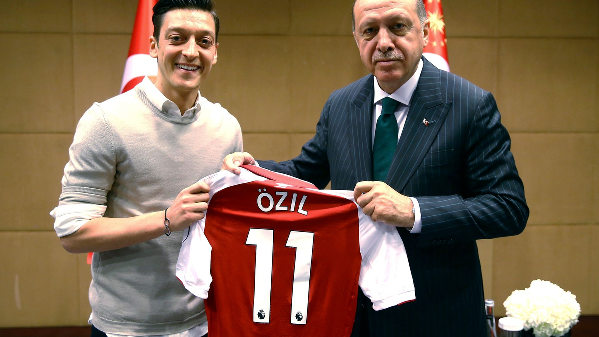 Mesut Özil und Recep Tayyip Erdogan am 14.05.2018. Der Fußballer hat erneut ein Foto mit dem wiedergewählten türkischen Präsidenten geteilt. - Foto: -/Pool Presdential Press Service/AP/dpa