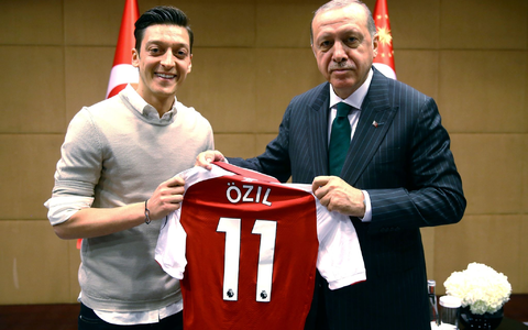 Mesut Özil und Recep Tayyip Erdogan am 14.05.2018. Der Fußballer hat erneut ein Foto mit dem wiedergewählten türkischen Präsidenten geteilt. - Foto: -/Pool Presdential Press Service/AP/dpa