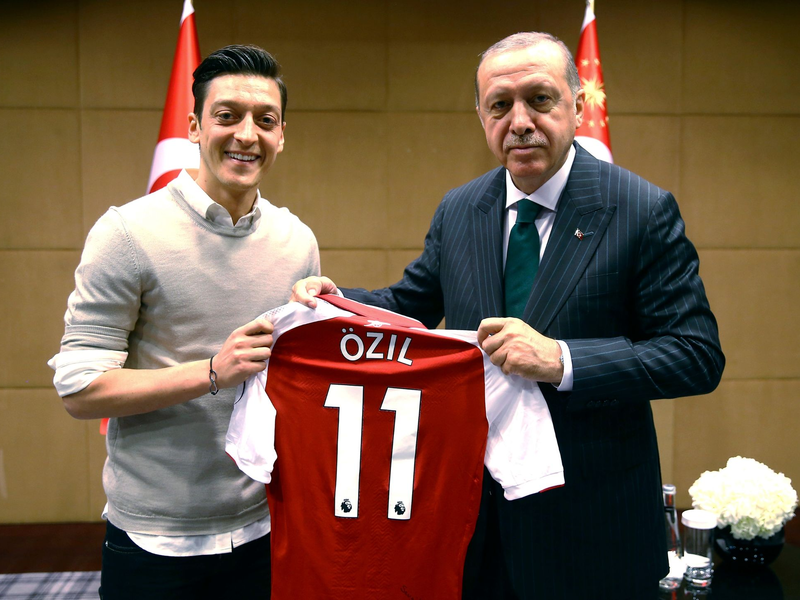 Mesut Özil und Recep Tayyip Erdogan am 14.05.2018. Der Fußballer hat erneut ein Foto mit dem wiedergewählten türkischen Präsidenten geteilt. - Foto: -/Pool Presdential Press Service/AP/dpa