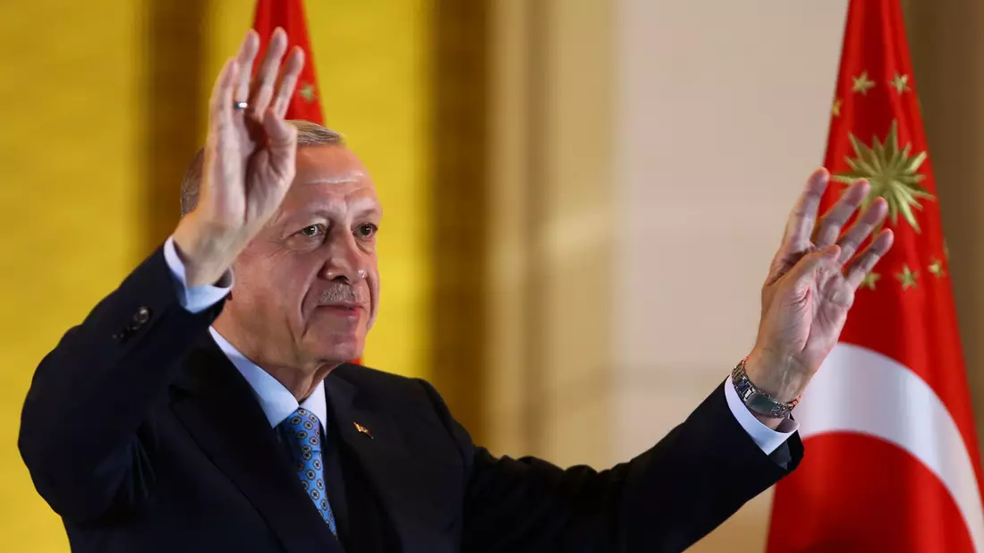 Recep Tayyip Erdogan vor Anhängern im Präsidentenpalast in Ankara. - Bild: Ali Unal/AP