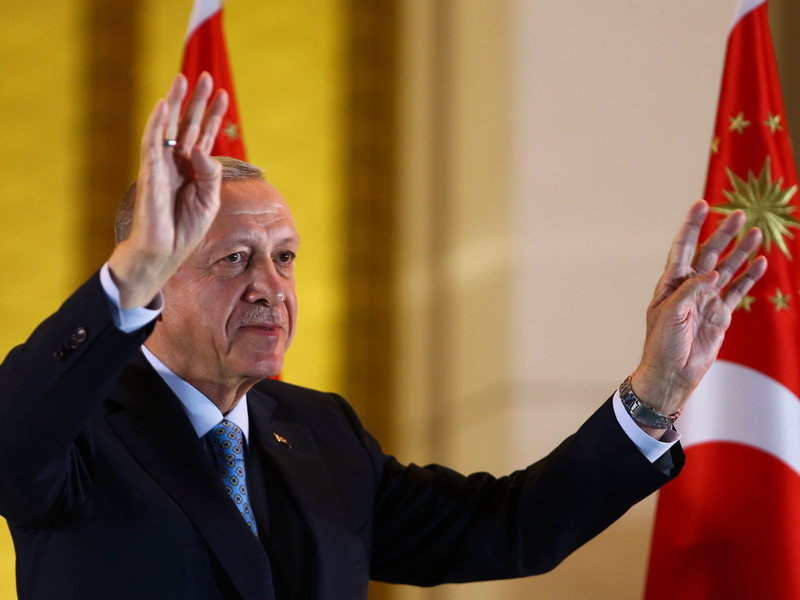 Recep Tayyip Erdogan vor Anhängern im Präsidentenpalast in Ankara. - Foto: Ali Unal/AP