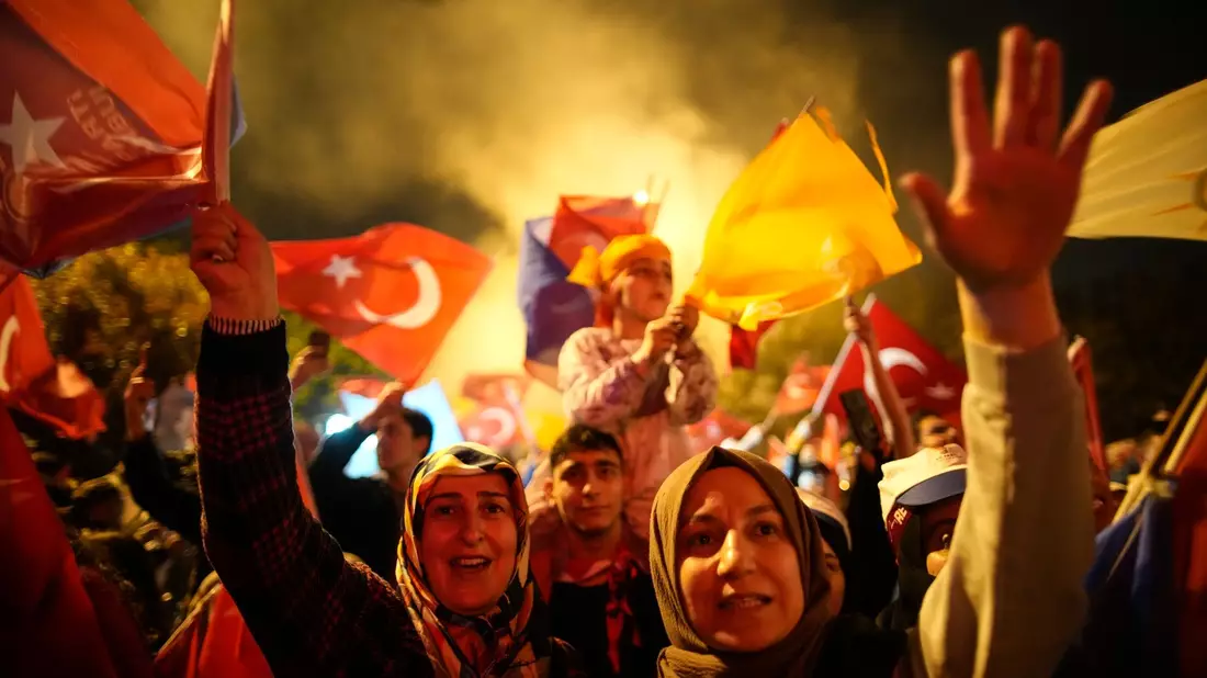 Anhänger des türkischen Präsidenten Recep Tayyip Erdogan feiern in den Straßen von Istanbul. - Bild: Emrah Gurel/AP