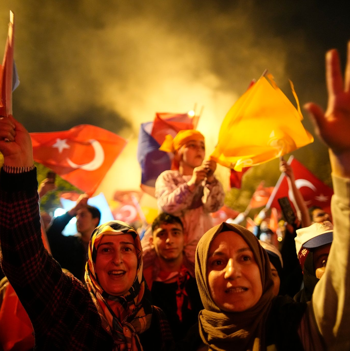 Anhänger des türkischen Präsidenten Recep Tayyip Erdogan feiern in den Straßen von Istanbul. - Foto: Emrah Gurel/AP