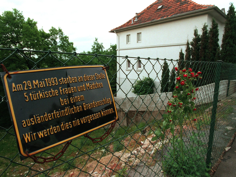 An der Stelle, wo das Haus der türkischen Familie Genc stand, erinnert heute eine Gedenktafel an die Opfer des Brandanschlags. - Foto: Martin Gerten/dpa