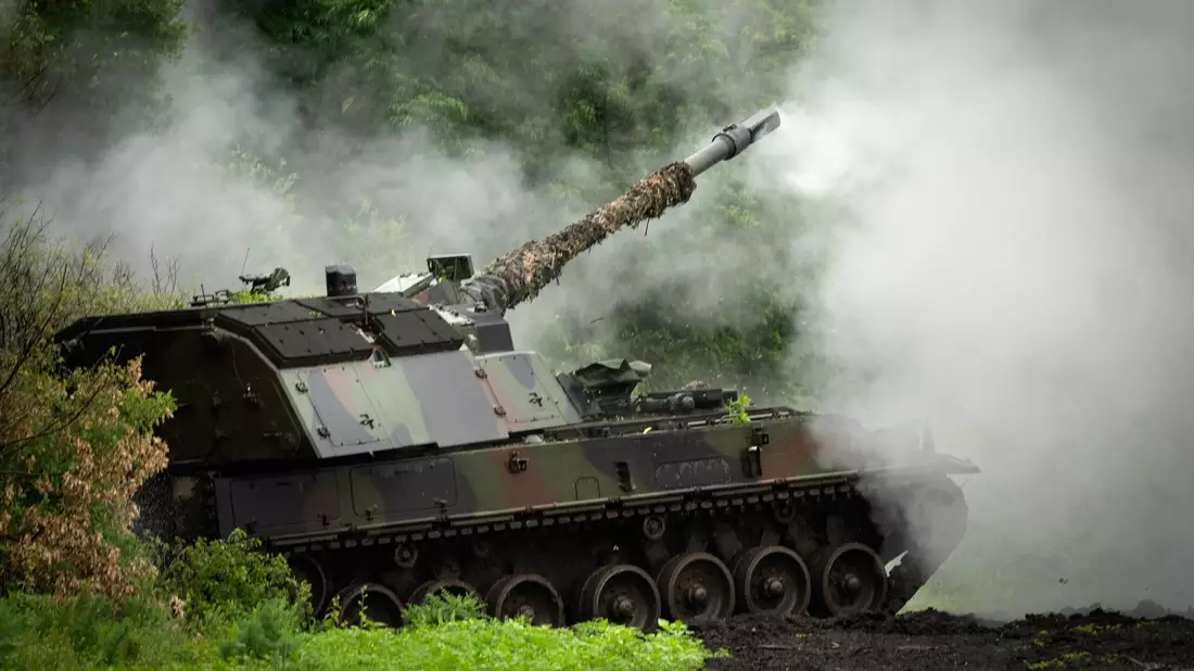 Eine deutsche Panzerhaubitze 2000 der ukrainischen Armee feuert an der Frontlinie nahe Bachmut auf russische Stellungen. - Bild: Efrem Lukatsky/AP/dpa