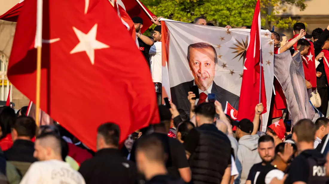 Erdogan-Anhänger im Duisburger Norden. - Bild: Christoph Reichwein/dpa