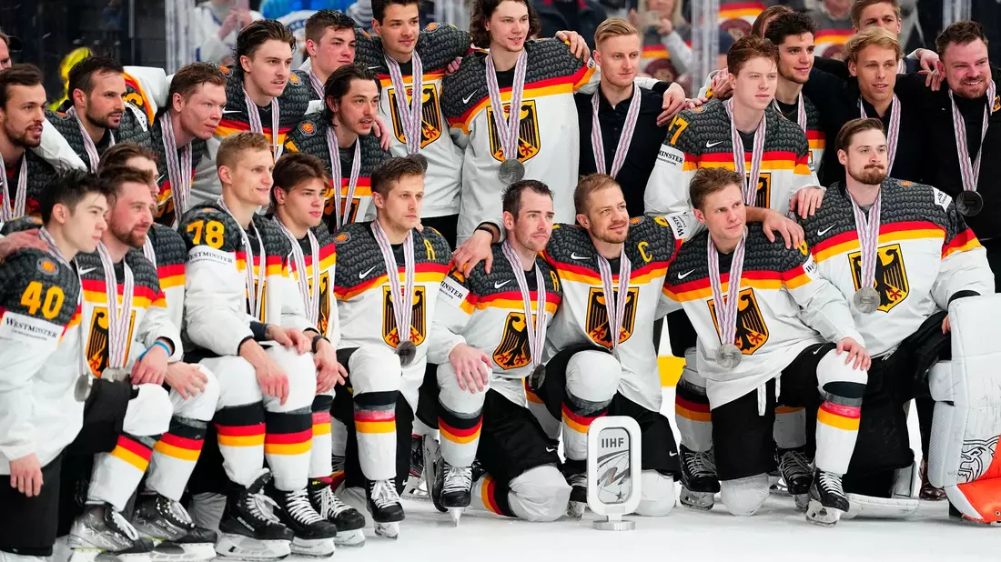 Das deutsche Nationalteam posiert nach dem Gewinn der Silbermedaille für ein Foto. - Bild: Pavel Golovkin/AP