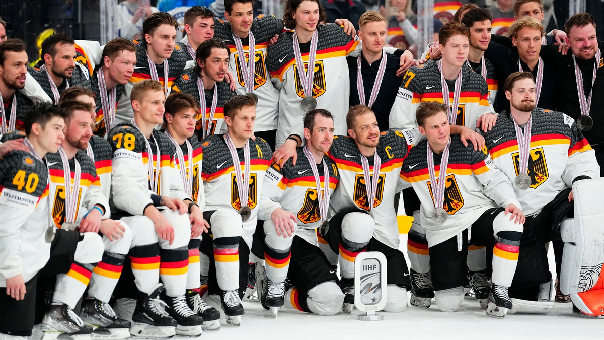 Das deutsche Nationalteam posiert nach dem Gewinn der Silbermedaille für ein Foto. - Foto: Pavel Golovkin/AP
