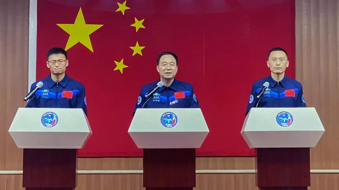 Rund fünf Monate soll die Mission der chinesischen Astronauten Gui Haichao l-r), Jing Haipeng und Zhu Yangzhu dauern. - Bild: Mark Schiefelbein/AP