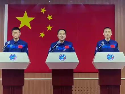 Rund fünf Monate soll die Mission der chinesischen Astronauten Gui Haichao l-r), Jing Haipeng und Zhu Yangzhu dauern. - Foto: Mark Schiefelbein/AP