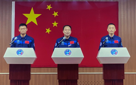 Rund fünf Monate soll die Mission der chinesischen Astronauten Gui Haichao l-r), Jing Haipeng und Zhu Yangzhu dauern. - Foto: Mark Schiefelbein/AP